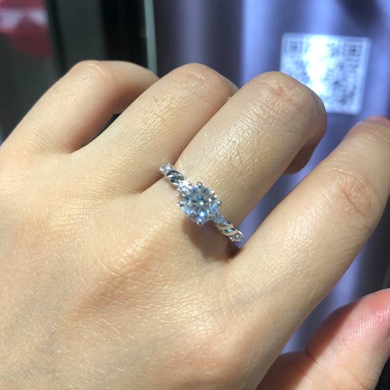 单头Women's RingS925银镀白金定制选款主石Moissanite1.0ct/副石高碳钻